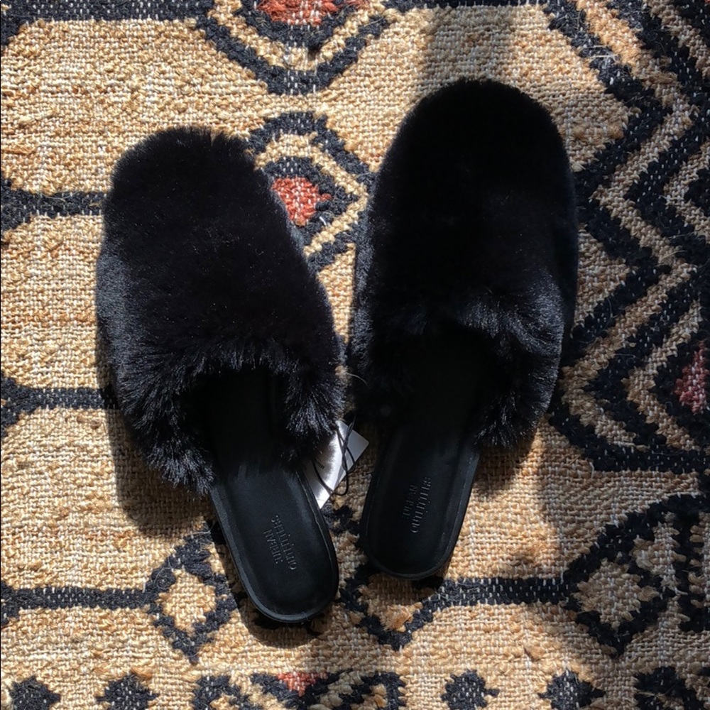 BNWT Urban Outfitters faux fur slides // 9